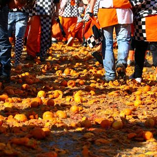 Lo scherzo del Carnevale di Ivrea: aumenta il biglietto d'ingresso per domenica 11