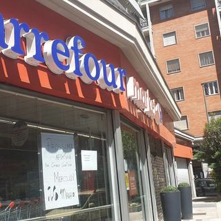 Insegne di un supermercato a marchio Carrefour
