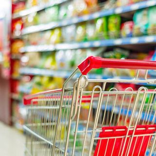 Carrello vuoto della spesa in una corsia di supermercato