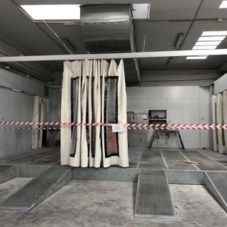 Carrozzeria abusiva in via Piacenza, la polizia sequestra i locali e le attrezzature