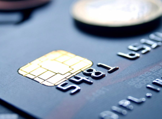 Gli rubano la carta di credito in edicola e vanno a fare acquisti &quot;strisciando&quot; in un negozio di vestiti