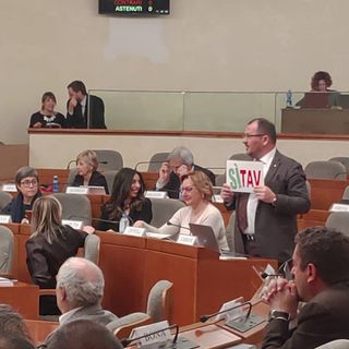Tre consiglieri espongono cartelli &quot;Sì Tav&quot; durante la seduta: è bagarre in Consiglio regionale (VIDEO)