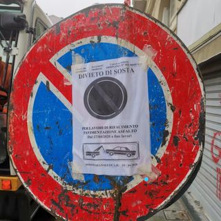 Rimozione forzata per riasfaltatura parcheggio, lo sfogo di un cittadino: “Dov'è il buon senso, in piena emergenza?”