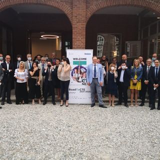 persone schierate in un cortile