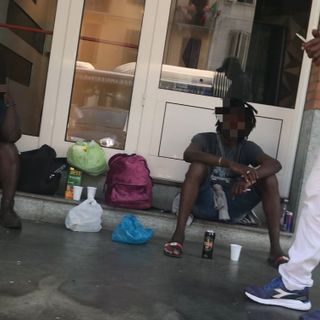 Accampamento clochard fuori dalla McFit di corso Giulio Cesare: “Degrado più assoluto”