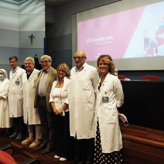 medici riuniti in un'aula magna