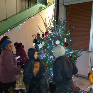 Natale a Casa Farinelli: l'albero dei desideri e una cena multiculturale nel calore della famiglia (FOTO)