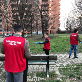 CasaPound pulisce il giardino di via Muratori
