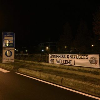 Striscione contro la gendarmerie firmato CasaPound