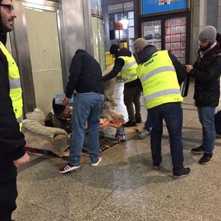 I volontari de “La Salamandra” distribuiscono coperte, tè caldo e brioche ai clochard