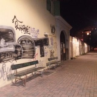 Il triste degrado della Cascina Giajone: scritte e muri cadenti a trent'anni dal restauro