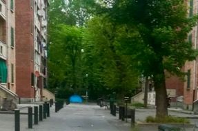 Dopo i rifiuti, nelle case popolari di via Poma spunta anche una tenda. Ambrogio (FdI): &quot;I residenti hanno paura&quot;