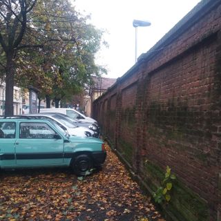 In corso Orbassano niente più auto a ridosso del muro della Caserma Riberi