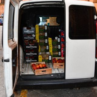 Nichelino, tenta la truffa della cassetta di frutta ma viene scoperto e allontanato