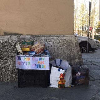 Moncalieri, distrugge la cassetta degli aiuti alimentari. I volontari la riaggiustano