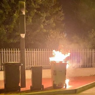 A Nichelino vandali e incivili ancora in azione: cassonetti dati alle fiamme (foto di archivio)