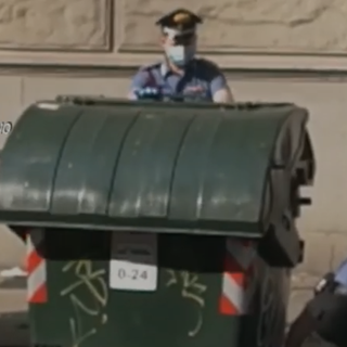 Il cassonetto dei rifiuti era diventato il deposito per lo spaccio: i carabinieri sequestrano 100 dosi di eroina e cocaina [VIDEO]