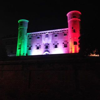 Il Castello di Moncalieri illuminato con il tricolore si prepara alla riapertura
