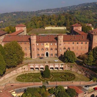 castello di moncalieri e locandina