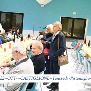 festa a Castiglione con tavolate e cibo