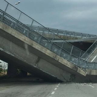 A Fossano crolla un cavalcavia, sfiorata la tragedia
