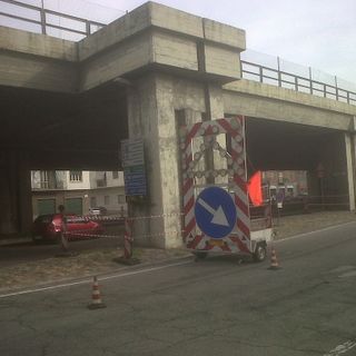 Moncalieri, area transennata e lavori  in corso dopo il crollo di domenica
