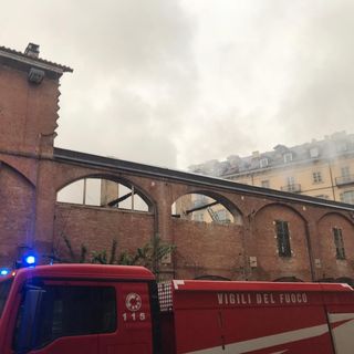 Cavallerizza, primo passo dopo l’incendio: stop agli eventi. Ma resta da sciogliere il &quot;nodo&quot; dell'occupazione