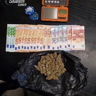 Minorenne di Pinerolo trovato con 27 grammi di marijuana e mille euro in contanti: denunciato dai carabinieri di Marene