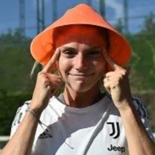 calciatrice in maglia bianconera con occhi a mandorla e conetto in testa