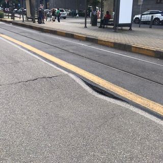 Cede l'asfalto in corso Tassoni: chiusa la strada e traffico deviato [FOTO]