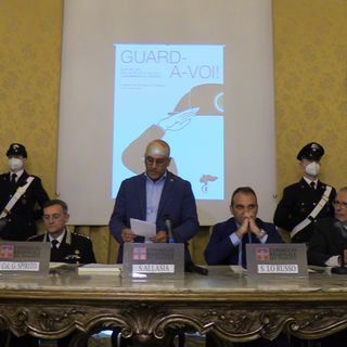 tavolata di persone sedute per una celebrazione
