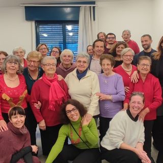 Gli anziani ballano e cantano alla riapertura del centro di via Osasco