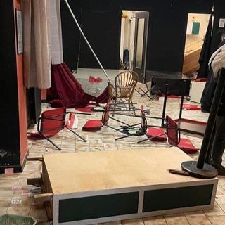 sala danneggiata dai vandali