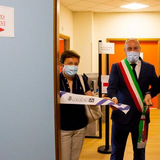 taglio del nastro con sindaco Casciano