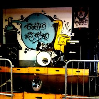 Via dalla strada, tutti in sala prove: a Mirafiori il “miracolo” del Centrodentro suona rock e parla in rima