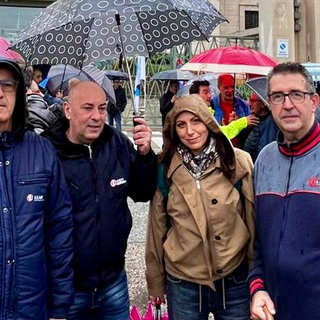 manifestazione davanti a Mirafiori