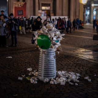 Effetti collaterali di Cioccolatò, cestini strapieni in piazza San Carlo