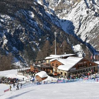 Paura sulle piste di Bardonecchia: in fiamme il bar Chesal di Melezet