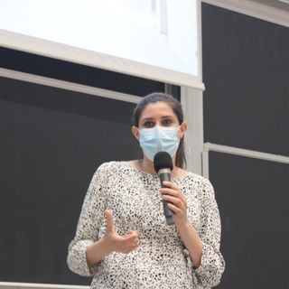 Chiara Appendino parla al microfono