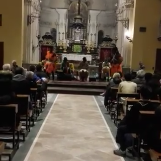 None, i balli senegalesi in chiesa per beneficenza scatenano la polemica sui social