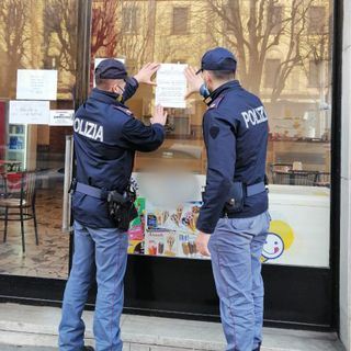 polizia dispone chiusura di un locale