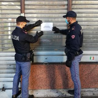 Continuavano a vendere alcolici, incuranti degli ultimi decreti: licenza sospesa e multe per tre negozi