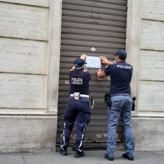 I clienti bevono al bancone e guardano la tv, ma nessuno ha la mascherina: locale chiuso per 5 giorni
