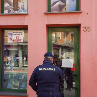 Nichelino, i vigili urbani chiudono un negozio di riparazione telefonini