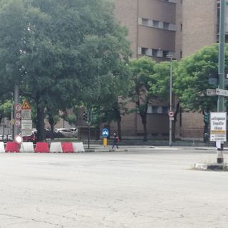 sottopassaggio chiuso con cartello di indicazione