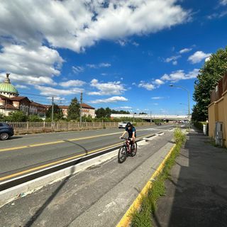 A Torino spunta una nuova pista ciclabile in via Tirreno: collegherà la città a Grugliasco