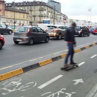 Cuscini berlinesi e banchine: più sicurezza per le piste ciclabili di piazza Statuto