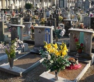 Val Chiusella, ogni settimana portano fiori sulla loro tomba: &quot;Quando moriremo non lo farà nessuno&quot;