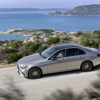 Nuova Classe E Berlina, Station Wagon e All-Terrain: cinque versioni e prezzi a partire da 55.500 euro Nuova Classe E Berlina, Station Wagon e All-Terrain: cinque versioni e prezzi a partire da 55.500 euro