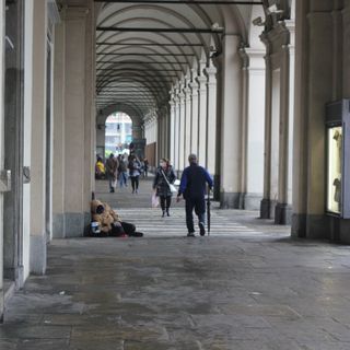 Piazza Statuto, via i &quot;panettoni&quot;: tornano i clochard, ma residenti e commercianti sono esasperati [FOTO]